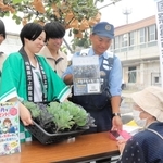 詐欺対策アプリの活用を呼びかける相生署員と上郡高校生ら＝同校