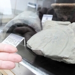 宝林寺から出土した瓦。「寶」の字が刻まれた特注品という＝上郡町郷土資料館