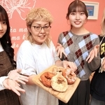 「モチサダ」を開発した嶋尾みち子さん（左から２人目）と甲南大生たち＝姫路市別所町別所、アリイ
