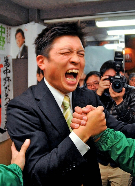 当選確実の報を受け、支援者と固い握手を交わす中野洋昌氏＝尼崎市南塚口町１（撮影・黒田耕司）