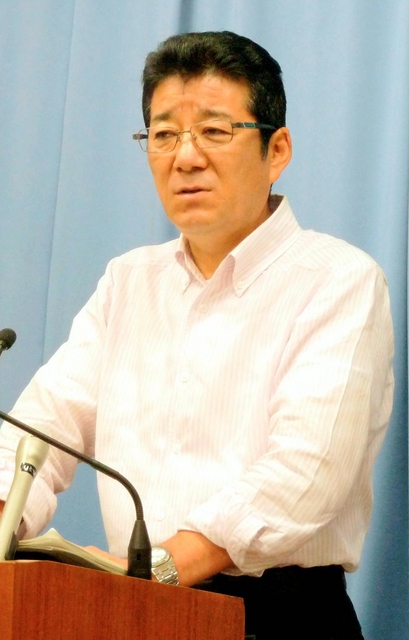　記者団の質問に答える日本維新の会幹事長の松井一郎大阪府知事＝19日午後、大阪府庁