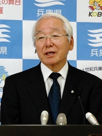 神戸市長選の感想を述べる井戸敏三知事＝県庁