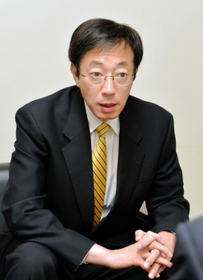 初当選し、インタビューに答える久元喜造氏＝中央区東川崎町１（撮影・宮路博志）