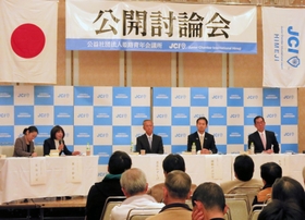 衆院選の公示日を前に１１区の立候補予定者３人が参加した公開討論会＝姫路商工会議所