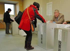 期日前投票所で一票を投じる有権者＝東灘区役所（撮影・長江優咲）