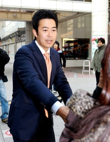 支援者と握手を交わす井坂信彦氏＝ＪＲ六甲道駅前（撮影・辰巳直之）