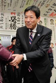 落選を受け、支援者と握手する向山好一氏＝神戸市兵庫区水木通３（撮影・後藤亮平）