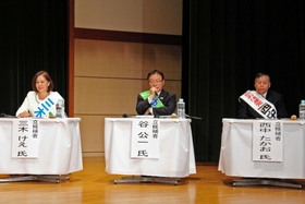 ３候補者が持論を述べた演説会＝丹波市氷上町本郷