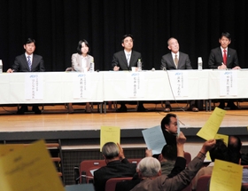 登壇した（右から）山田賢司氏、浜本鶴男氏、石井登志郎氏、大前春代氏、畠中光成氏＝勤労会館（撮影・長嶺麻子）