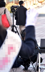 ビデオカメラで撮影し、街頭演説をインターネットで生中継をする候補者（画像の一部を加工しています）＝宝塚市内（撮影・笠原次郎）