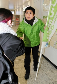 駅立ちで、通勤客らと握手を交わす中野洋昌氏＝尼崎市潮江１