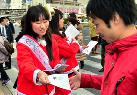 若者の投票率を上げようと、サンタクロース姿でビラを配る学生ら＝神戸市中央区