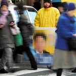 立ち続ける。寒風にもめげず＝神戸市垂水区（画像を一部加工しています）