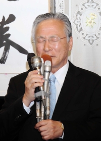 苦渋の表情で、落選の弁を述べる加茂忍氏＝川西市小戸