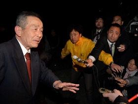 落選となり、報道陣の取材に答える岩谷英雄氏（左）＝姫路市神子岡前３