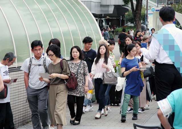 繁華街で有権者に訴える候補者＝２５日午後、神戸市内（画像の一部を加工しています）