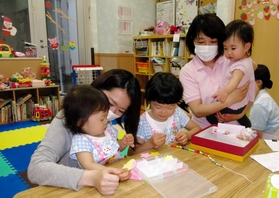 保育士や看護師に見守られ、病児保育室で過ごす子どもたち＝神戸市灘区岩屋中町４、「片山キッズクリニック　病児保育室プエリ」