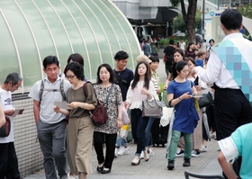 繁華街で有権者に訴える候補者＝２５日午後、神戸市内（画像の一部を加工しています）