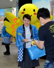 兵庫県知事選の投票を呼び掛ける高校生ら＝神戸市中央区