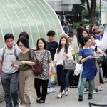 繁華街で有権者に訴える候補者＝２５日午後、神戸市内（画像の一部を加工しています）