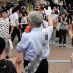 繁華街を行き交う有権者らに支持を訴える候補者＝２５日午後、神戸市内（画像の一部を加工しています）