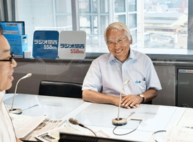ラジオ番組に出演し、笑顔で５期目への意気込みを語る井戸敏三氏＝３日午前、神戸市中央区東川崎町１（撮影・風斗雅博）