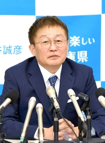 知事選への立候補を表明する勝谷誠彦氏＝兵庫県庁（撮影・中西大二）