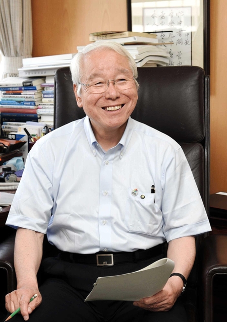 知事室で資料を手にする井戸敏三氏。書籍の中で思索を深める＝神戸市内（撮影・中西大二）