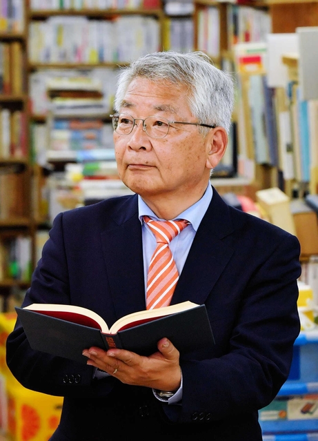 空き時間に古書店で掘り出し物を探す津川知久氏＝神戸市内（撮影・後藤亮平）