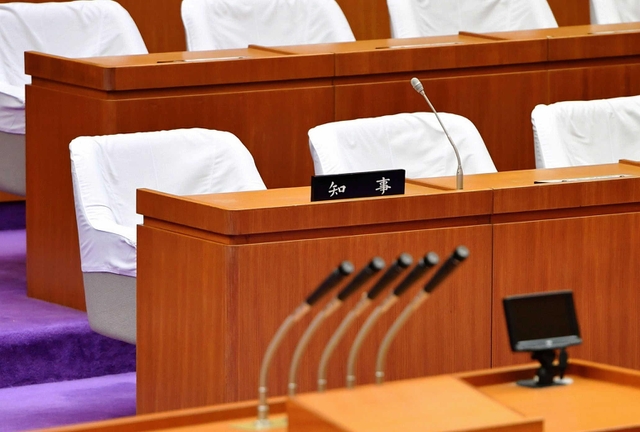 県議会本会議場の知事席。予期せぬ質問が出てきても知事は答えなければならない＝神戸市中央区