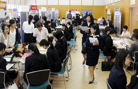 保育施設が働きやすさなどを学生にアピールした保育士就職フェア＝西宮市役所