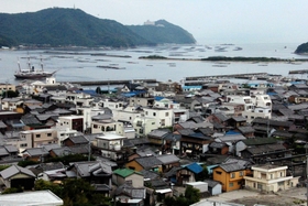 高台から望む南あわじ市福良地区の町並み。古い家屋が目立つ