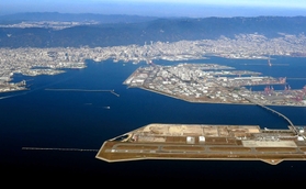 来春民営化される神戸空港（手前）と大阪湾岸道路西伸部が計画されるポートアイランド＝神戸港沖上空から（撮影・大山伸一郎）