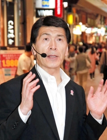 ヘッドセットを身に着け、三宮センター街で演説する中川暢三氏＝神戸市内