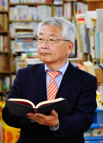 空き時間に古書店で掘り出し物を探す津川知久氏＝神戸市内（撮影・後藤亮平）