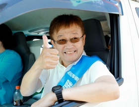選挙カーに乗り込み、支援者からの呼び掛けに笑顔で応じる勝谷誠彦氏＝神戸市内（撮影・大山伸一郎）