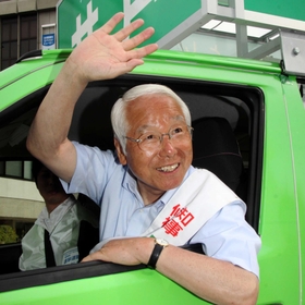 選挙カーから支援を呼び掛ける井戸敏三氏＝姫路市内（撮影・小林伸哉）