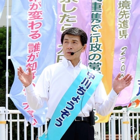 公約を記したカラフルなのぼりの前で、ヘッドセットを着けて演説する中川暢三氏＝加西市内