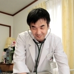 患者宅で診察する豊岡市立森本診療所長の赤丸悟志さん＝豊岡市竹野町三原