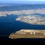 来春民営化される神戸空港（手前）と大阪湾岸道路西伸部が計画されるポートアイランド＝神戸港沖上空から（撮影・大山伸一郎）