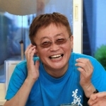 イメージカラーのＴシャツ姿で、灘中・高の同級生と語らう勝谷誠彦氏＝神戸市内（撮影・斎藤雅志）