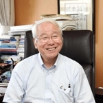 知事室で資料を手にする井戸敏三氏。書籍の中で思索を深める＝神戸市内（撮影・中西大二）