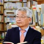 空き時間に古書店で掘り出し物を探す津川知久氏＝神戸市内（撮影・後藤亮平）