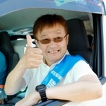 選挙カーに乗り込み、支援者からの呼び掛けに笑顔で応じる勝谷誠彦氏＝神戸市内（撮影・大山伸一郎）