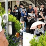 訴えに耳を傾ける有権者。「当選回数」は投票先を決める理由になるか＝加古川市内