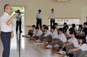 高校３年生に若者が投票する大切さを訴える大寺直秀・北区長（左）＝神戸甲北高校