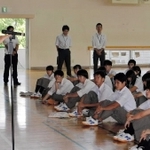 高校３年生に若者が投票する大切さを訴える大寺直秀・北区長（左）＝神戸甲北高校