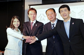 公開討論会に臨んだ（右から）中川暢三氏、松田隆彦氏、久元喜造氏、光田あまね氏＝７日午前、神戸市中央区小野浜町（撮影・大山伸一郎）