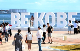 新設された「ＢＥ　ＫＯＢＥ」のモニュメント。観光客らの写真スポットとして人気を集める＝神戸市中央区波止場町、メリケンパーク（撮影・吉田敦史）