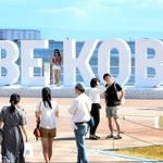 新設された「ＢＥ　ＫＯＢＥ」のモニュメント。観光客らの写真スポットとして人気を集める＝神戸市中央区波止場町、メリケンパーク（撮影・吉田敦史）
